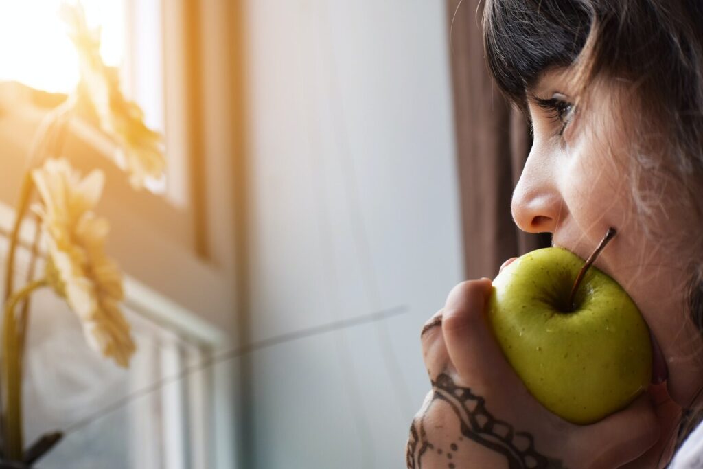 girl+biting+apple